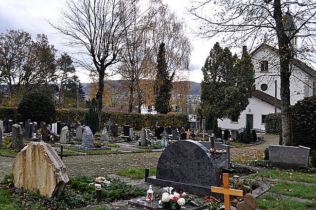 Blick nach Süden vom Sporn, vorne heutiger Friedhof, hinten Bergkirche auf der Spornspitze, Foto: M. Jansen (2019).