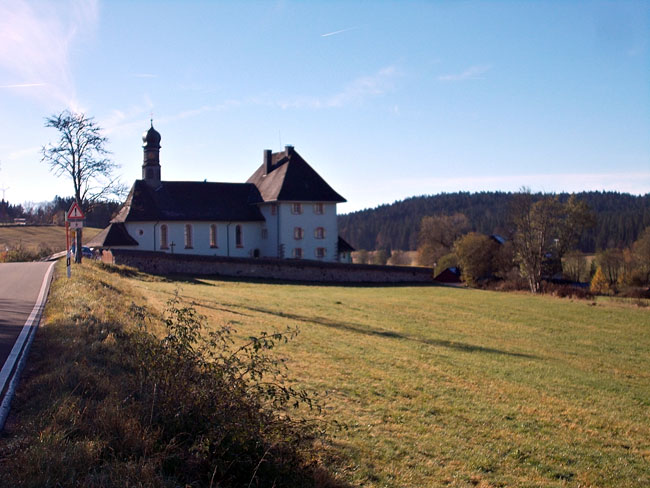Ibach, Dachsberg. Pfarrhaus (Wohnturm) und Kirche von Norden, rechts fällt die Hügelzunge ab (Foto Heiko Wagner 2024)