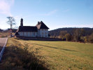 Ibach, Dachsberg. Pfarrhaus (Wohnturm) und Kirche von Norden, rechts fällt die Hügelzunge ab (Foto Heiko Wagner 2024)