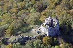 Letecký snímek hradu v průběhu posledních památkových úprav. Pohled od jihovýchodu - Luftaufnahme der Burg im Laufe der letzten denkmalpflegerischen Maßnahmen von Südost gesehen.