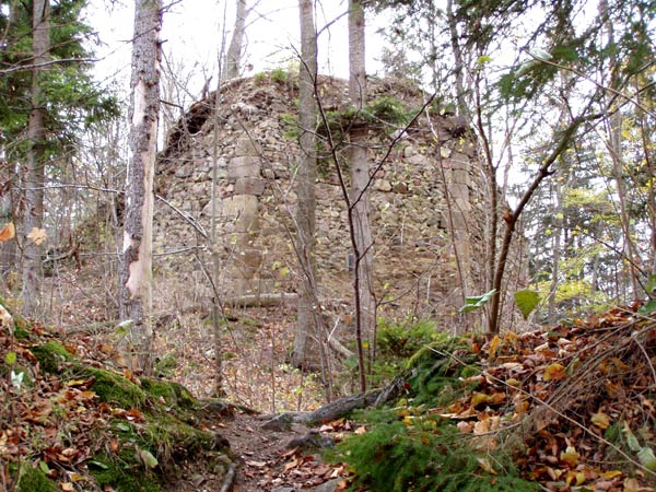 Zbytky osmibokého bergfritu  - Überreste des achteckigen Bergfrieds