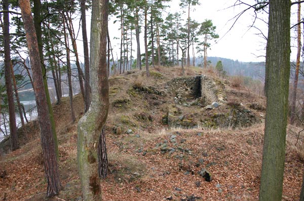 Pohled z bergfritu ke kapli - Blick vom Bergfried zur Kapelle, heutiger Zustand