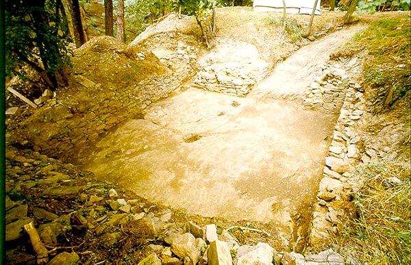 Odkrytá zemnice v předním hradu - Ausgegrabenes Grubenhaus in der Vorderburg