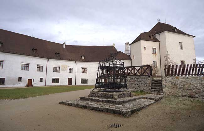 Pohled k severu na vstupn vě a ndvorn průčel budov. V popřed studna. Blick nach Norden-der Eingangstorturm mit naheliegenden Gebäuden. Im Vordergrund der Brunnen. 