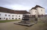 Pohled k severu na vstupní vě a nádvorní průčelí budov. V popředí studna. Blick nach Norden-der Eingangstorturm mit naheliegenden Gebäuden. Im Vordergrund der Brunnen. 