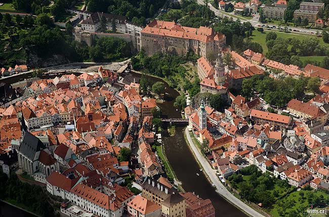 Letecký snímek hradního areálu od jihovýchodu (foto: Vitalij Isajenko). Luftansicht von Südosten (Foto: Vitalij Isajenko). 