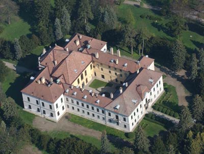 Eckartsau: Luftbildaufnahme des Schlosses. Foto: Luftbildarchiv des Instituts für Ur- und Frühgeschichte, Universität Wien (2004)