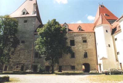 Orth: Hofansicht des Westflügels des Schlosses. Foto: Gerhard Reichhalter (2004)