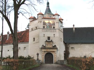 Niederwallsee: Torbau der Kernburg von Südwesten. Foto: Patrick Schicht (2005)