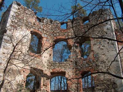 Oberwallsee: Hofansicht des jüngeren Palas. Foto: Patrick Schicht (2005)