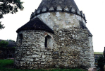 Pfarrkirche Friedersbach: Mauerwerk des 13. Jahrhunderts am Beinhaus. Foto: Thomas Kühtreiber (2003)