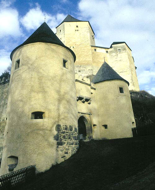 Rappottenstein I: Ansicht des 1. Torbaus und der Hochburg von Südwesten. Foto: Thomas Zoder (2000)