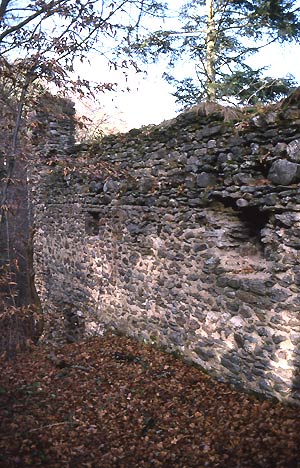 Klösterl, Innenansicht der talseitigen Mauer. Foto: Thomas Zoder (1999).