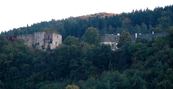 Mollenburg: Ansicht von Haupt- und Vorburg von Nordosten. Foto: Karin Kühtreiber (2007).