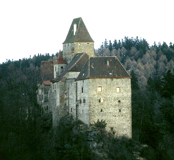 Rastenberg: Ansicht der Burg von Westen. Foto: Thomas Kühtreiber (2002)