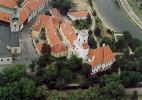Die Bischofsburg von Győr. Luftaufnahme vom Norden. 2004. (www.civertan.hu)