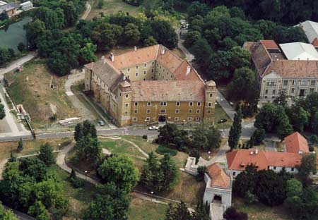 Die Burg von Mosonmagyarvr. Luftaufnahme vom SW. 2004. (www.civertan.hu)