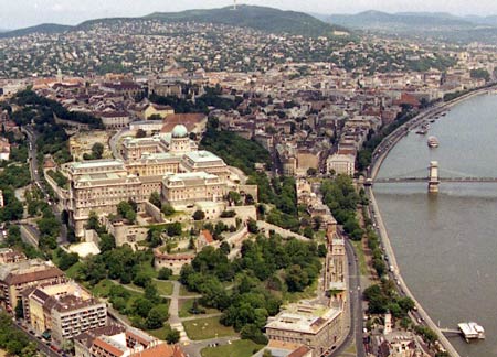Das Burgviertel von Budapest von Süden, im Vordergrund die Königsburg Buda, Luftaufname Zsuzsa Miklós (2002)