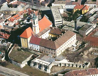 Die ehemalige Bischofsburg in Vác. Luftaufnahme (www.civertan.hu) 2002