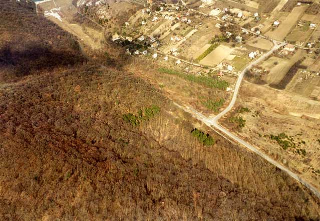 Kincsesbánya-Vaskapu. Die Luftaufnahme des Burgberges von Südwesten, 1995  (Foto: György Terei)