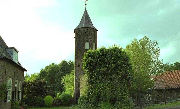 Ooij duiventoren, foto: Wielen (1998)