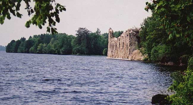 Burgruine am Stausee der Daugava, Ansicht von O, Foto: Andris Caune (2002)